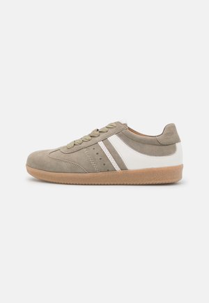 Baskets basses - taupe