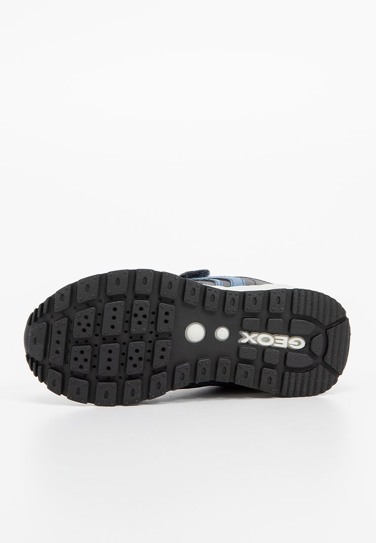 Czarna gumowa podeszwa z wzorzystym bieżnikiem, oznaczona marką "GEOX". Gładka cholewka z niebieskimi i białymi akcentami, wykonana z siateczki i materiałów syntetycznych.