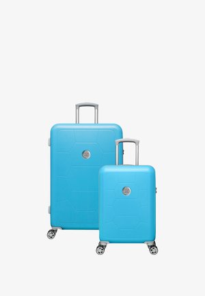 Lichtblauw hard-shell kofferset met hexagonaal patroon, voorzien van uitschuifbare handvatten en vier draaibare wielen voor gemakkelijke mobiliteit.