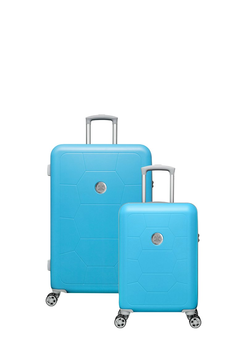 Lichtblauw hard-shell kofferset met hexagonaal patroon, voorzien van uitschuifbare handvatten en vier draaibare wielen voor gemakkelijke mobiliteit.