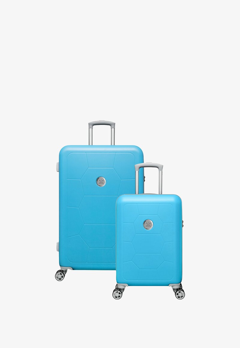 Lichtblauw hard-shell kofferset met hexagonaal patroon, voorzien van uitschuifbare handvatten en vier draaibare wielen voor gemakkelijke mobiliteit.