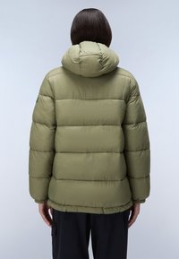 Gevulde groene pufferjack met een capuchon, voorzien van horizontale stiksels en elastische manchetten. Soepele, glanzende textuur met een relaxte pasvorm.