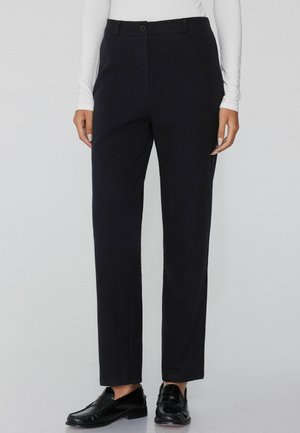Pantalones negros de corte recto, con cierre de botón en la parte delantera, textura de tela suave y bolsillos laterales.
