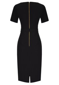 Czarna dopasowana sukienka z krótkimi rękawami, złotym zamkiem błyskawicznym z tyłu i paskiem w talii. Ma długość do kolan i rozcięcie z tyłu dla większej swobody ruchów.