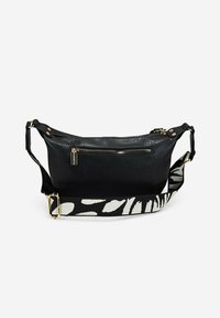 Bolso cruzado de cuero negro con un acabado texturizado, que cuenta con un bolsillo frontal con cremallera y una correa a rayas en blanco y negro. Acentos en dorado.