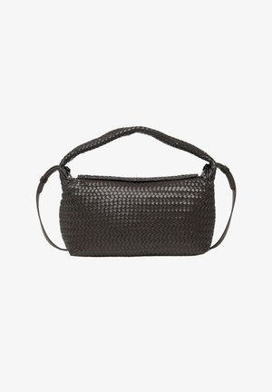 Borsa a tracolla in pelle intrecciata marrone scuro con manico intrecciato e tracolla regolabile su sfondo bianco.