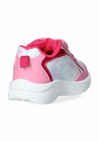 Scarpa sportiva rosa con suola in gomma bianca testurizzata, pannelli iridescenti lucidi e interno imbottito rosa con linguetta sul tallone.
