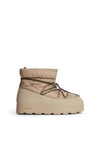 Beige isolierte Stiefel mit gepolstertem Schaft und strukturiertem Finish, ausgestattet mit verstellbaren Schnürsenkeln und einer robusten beigefarbenen Sohle. Logo geprägt an der Seite.