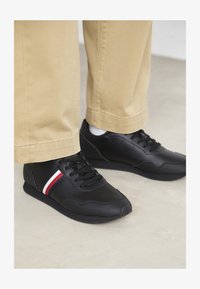 Nevybráno, triple black