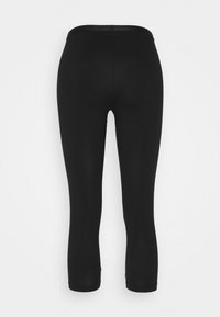 Zwarte capri leggings gemaakt van rekbaar materiaal met een gladde textuur, met een tailleband en eindigend op halverwege de kuit.