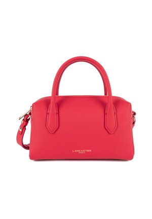 Sac à main Red Lancaster Paris avec doubles poignées arrondies, fermeture éclair dorée et bandoulière amovible, forme rectangulaire, finition en cuir lisse.