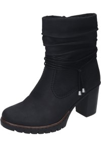 Schwarze Knöchelstiefel mit einem lässigen Schaft, ausgestattet mit einer glatten Textur, dekorativen Nähten und einem klobigen hohen Absatz. Verstellbarer Knoten mit Metallakzenten.