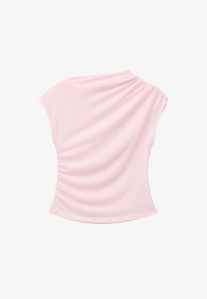 Lichtroze asymmetrische blouse met geplooide halslijn en geplooid detail aan één kant.