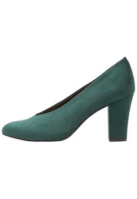 Gröna mocka högklackade pumpar med rund tå och klack i blockstil. Slät yta och minimalistisk design, med en V-formad öppning framtill.
