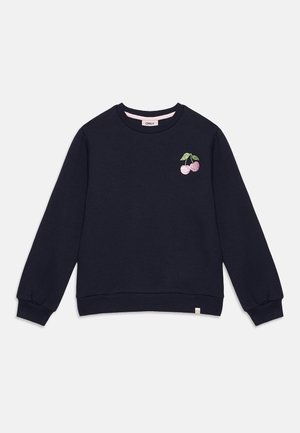 Sweat-shirt bleu marine à manches longues et col rond avec petite broderie cerise rose sur la poitrine gauche.