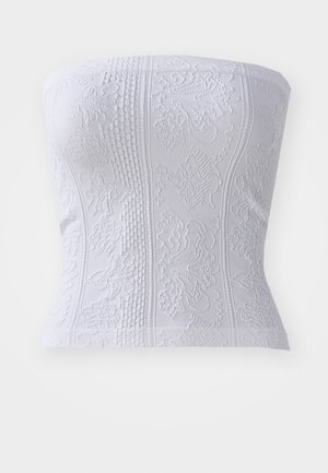 Weißes trägerloses Oberteil mit strukturierten Mustern, das Rippen-Details und Blumenmuster aufweist und eine figurbetonte Silhouette zeigt.