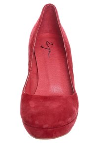 Pump alti in suede rosso con punta arrotondata, fodera interna liscia e una piattaforma corta. Presenta un logo distintivo sulla soletta.
