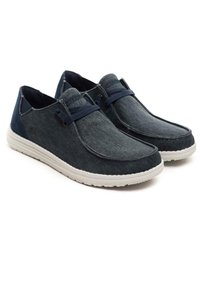 Scarpe slip-on in denim di colore blu scuro, con una suola in gomma bianca, dettagli in contrasto e lacci per una vestibilità sicura.