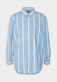 Camisa de botones azul claro con rayas verticales blancas, mangas largas y un bolsillo en el pecho. Presenta un cuello clásico y un diseño de cuello interior en contraste.