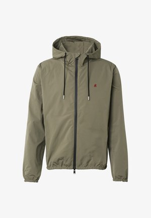 Licht olijfgroene jas met capuchon, zwarte ritssluiting aan de voorkant, zwarte trekkoorden, elastische manchetten en zoom, en een klein rood logo op de borst.