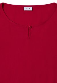 Rød kortærmet top med rund halsudskæring, med en lille knap i midten og et mærke med teksten "CECIL." Glat tekstur, enkel design.