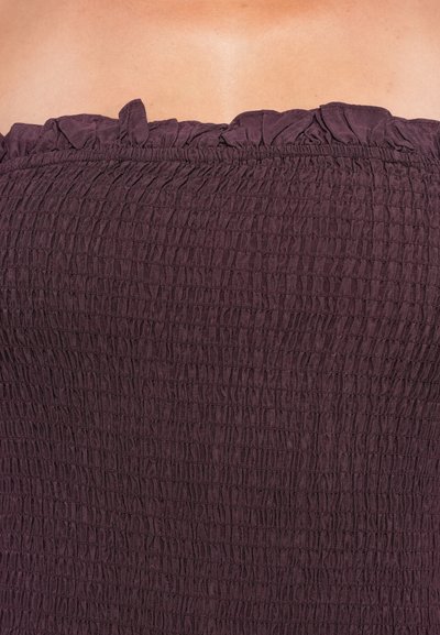 Bordeaux strapless top met een gestructureerd, gerimpeld ontwerp en ruffles rond de hals, wat zorgt voor een zachte, aansluitende uitstraling.