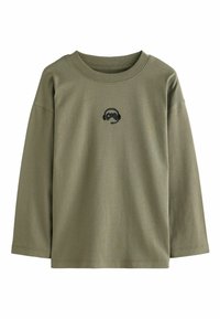 Olivenfarbendes Langarmshirt aus weicher Baumwolle, mit einem grafischen Print eines schwarzen Gaming-Headsets auf der Brust und einem runden Halsausschnitt.