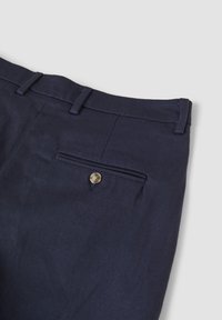 Pantaloni blu scuro con una tasca posteriore dotata di chiusura a bottone singolo e tre passanti per la cintura lungo la vita.