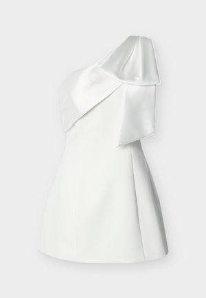 Robe en satin blanc à une épaule avec un grand détail volumineux structuré sur l'épaule et une taille cintrée, jupe mi-longue.