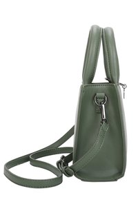 Sac à main en simili cuir vert de forme rectangulaire, avec deux poignées supérieures et une bandoulière réglable. Équipé de quincaillerie métallique argentée.