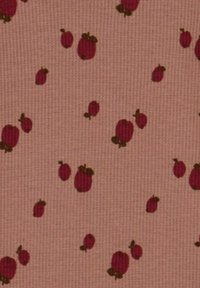 Vzorovaná látka s světle růžovým pozadím, na kterém jsou rozptýlené malé červené jablíčka s hnědými stopkami. Strukturovaný žebrovaný povrch.
