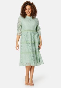 HIGH NECK MIDI LACE DRESS - Koktejlové šaty / šaty na párty - light green