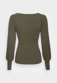 Pull en maille côtelée vert olive avec manches longues bouffantes et taille cintrée, vu de dos sur fond blanc.