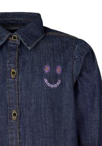 Jeansskjorta med klassisk krage, prydd med lila broderad leende ansikte och blommiga detaljer; mörkblå färg, synliga gyllene knappar.