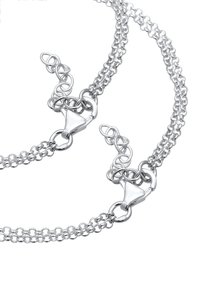 Collar de cadena de plata con eslabones entrelazados, cierres triangulares y una textura suave. Los acentos incluyen segmentos de cadena circulares.