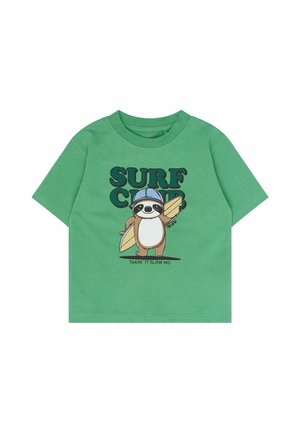 Grøn T-shirt med korte ærmer med en tegneserie-dovendyr iført en blå cap og holder et surfbræt, tekst "SURF CLUB" og "TAKIN' IT SLOW MO" nedenunder.