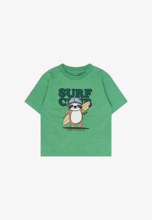 Grünes T-Shirt mit kurzen Ärmeln mit einem Cartoon-Faultier, das eine blaue Kappe trägt und ein Surfbrett hält, darunter der Text „SURF CLUB“ und „TAKIN' IT SLOW MO“.