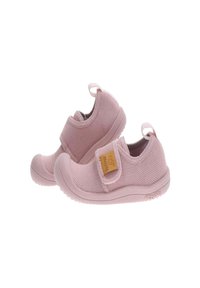 Zapatos de malla rosa con correa de gancho y bucle, punta redondeada, parte superior texturizada y suela de goma. Presenta un pequeño parche de logotipo marrón.