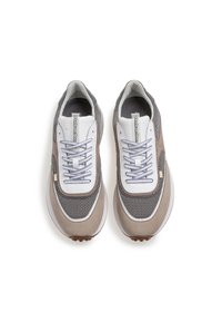 Scarpe sportive con tomaia in rete grigia, dettagli in suede beige, lacci bianchi e suola imbottita con un battistrada in gomma testurizzata.