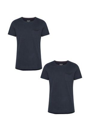 Navyblaue Baumwoll-T-Shirts, mit kurzen Ärmeln, Rundhalsausschnitt, ausgestattet mit einer Brusttasche, glatter Textur und geradem Saum, aus der Frontalansicht präsentiert.