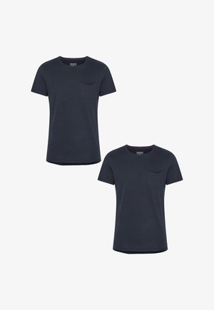 Navyblaue Baumwoll-T-Shirts, mit kurzen Ärmeln, Rundhalsausschnitt, ausgestattet mit einer Brusttasche, glatter Textur und geradem Saum, aus der Frontalansicht präsentiert.