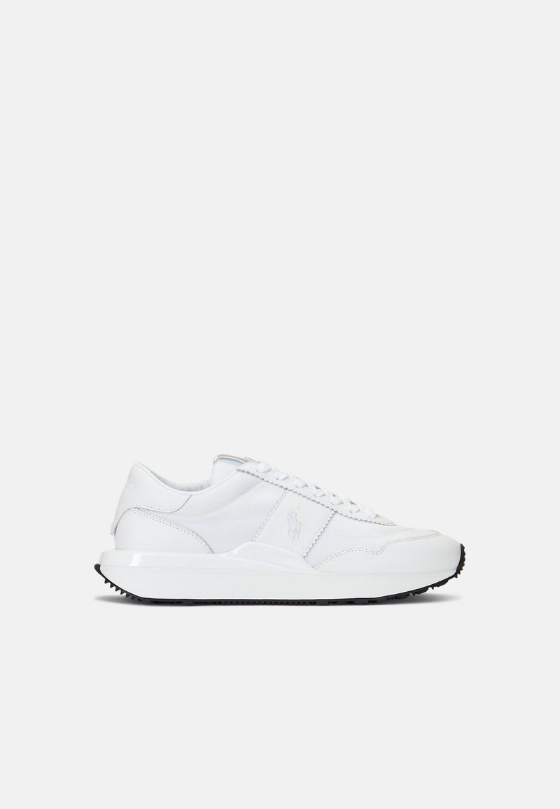 Baskets de sport blanches avec une tige en cuir lisse, des accents texturés, des lacets plats et une semelle en caoutchouc noire. Logo affiché sur le côté.