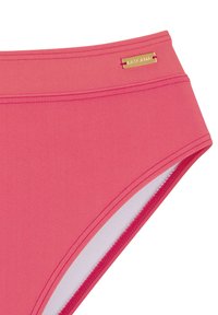 Augsta vidukļa bikini apakšdaļa spilgti rozā krāsā, ar gludu audumu, kontrastējošu iekšējo oderi un zelta logo akcentu uz jostas.