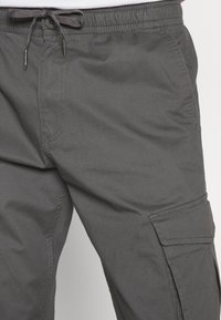 Jack & Jones JPSTKANE JJNOAH CUFFED - Cargo trousers - asphalt