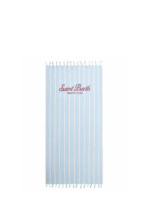 Lichtblauw-wit gestreepte strandhanddoek met franjes aan de randen en rode tekst ""Saint Barth Beach Club"" in het midden.