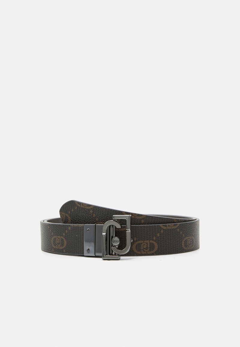 Cintura marrone con motivo, realizzata in materiale texturizzato, con fibbia in metallo tono argento e accenti distintivi del logo in tutto.