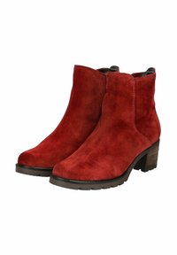 Bottines en daim rouge avec un bout arrondi, des panneaux élastiques sur les côtés et un talon empilé. Matériau texturé et semelle en caoutchouc robuste.