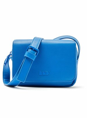 Petit sac bandoulière rectangulaire en cuir bleu avec une sangle réglable et un marquage discret sur le rabat avant.