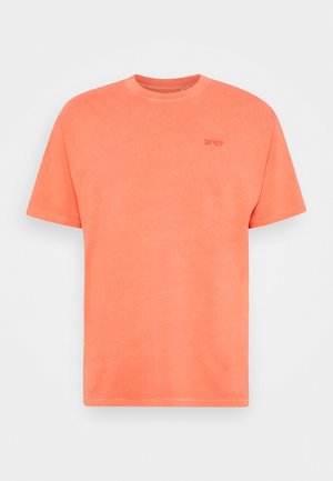 Gładki pomarańczowy t-shirt z krótkim rękawem i okrągłym dekoltem, z małym wyszywanym logo Levi's po lewej stronie klatki piersiowej.