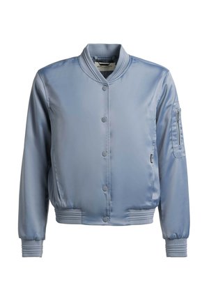 Bomber leggero azzurro con chiusura frontale a bottoni a pressione, collo, polsini e orlo a costine, e tasca con zip sulla manica sinistra.